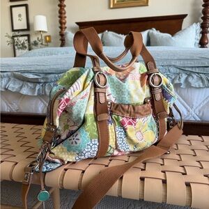 Fossil weekender duffle bag, many pockets with key charm, and luggage tag